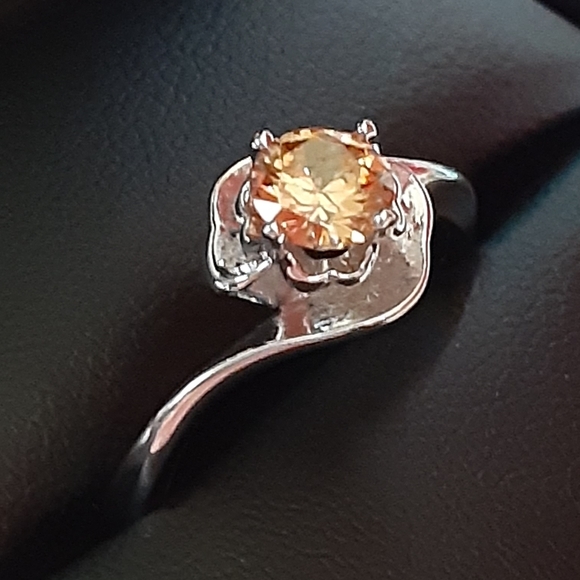 Yellow / Gold Women's Ring Size: 6 - Picture 3 of 11